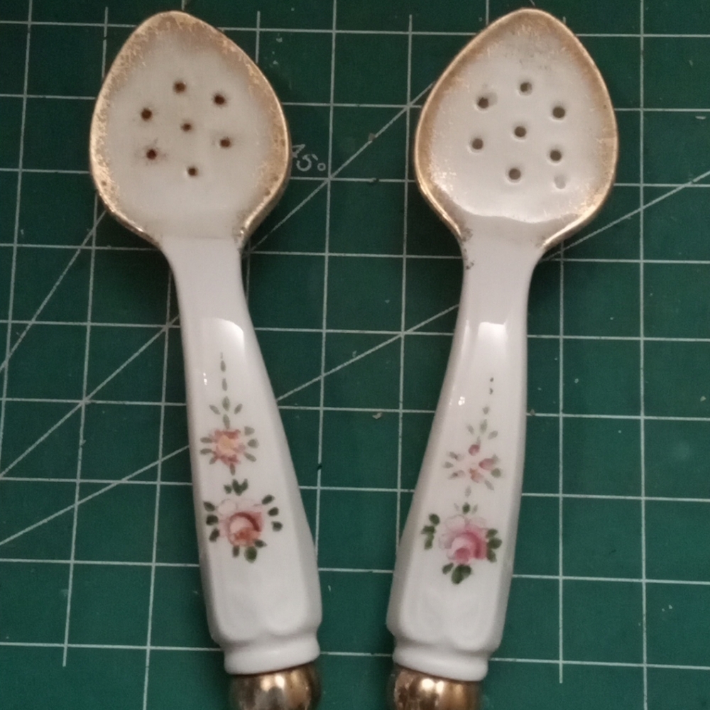 Mid Century Vintage Acme China Salt And Pepper Spoon Set Super Kitchy